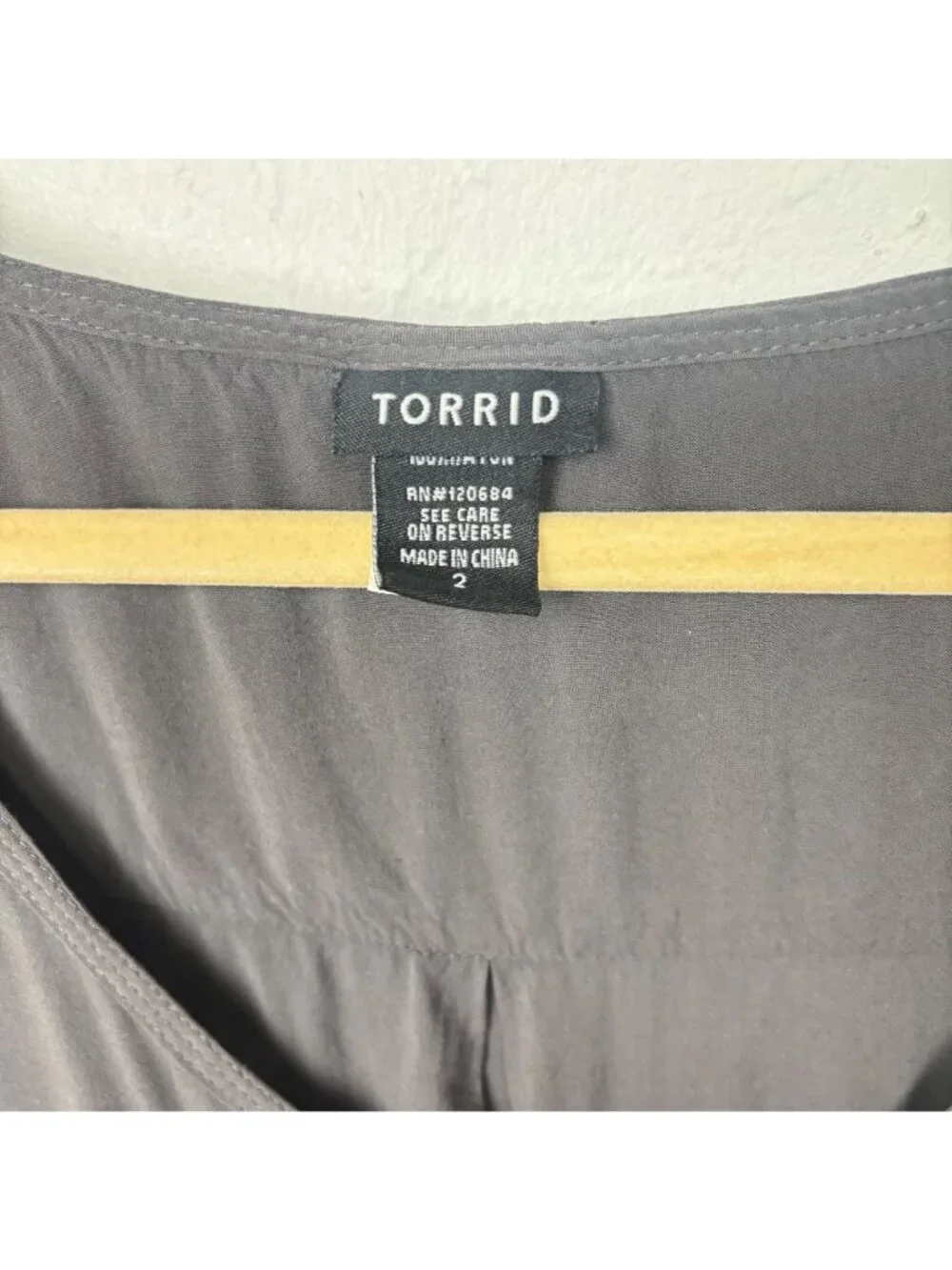✨3/$30 Torrid 2X Plus Size V-Neck Button Down Blouse Gray Long Sleeve Roll Tab S - Picture 2 of 5